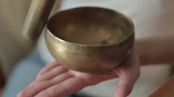 Young beautiful lady relaxing with nepal singing bowl — Stock Video