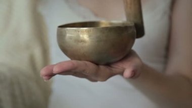 Genç güzel Bayan nepal şarkı kase ile rahatlatıcı