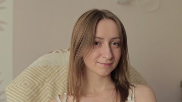 アームチェア, リモコン付きロッカーの女の子 — ストック動画