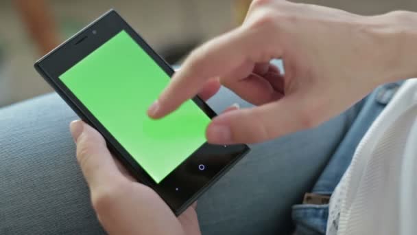 Mulher mãos tocando e rolando smartphone.green tela de exibição — Vídeo de Stock