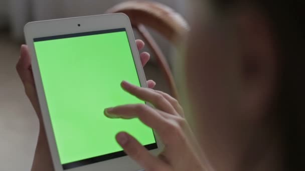 Vrouw handen aan te raken en scrollen tablet.green scherm weergeven — Stockvideo