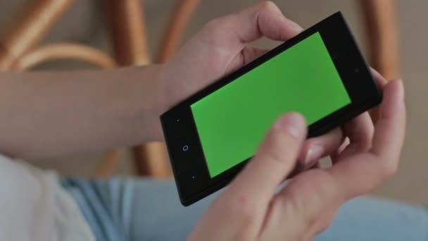 Mulher mãos tocando, rolagem, zoom in, zoom out smartphone.green tela — Vídeo de Stock
