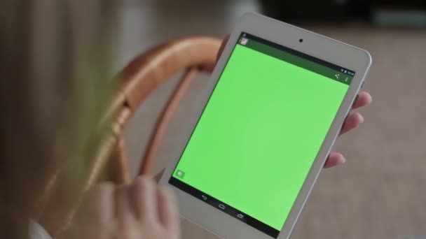 Frau Hände berühren und scrollen tablet.green screen display — Stockvideo