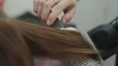 kuaförlük fırça ve kurutma. Kuaför kadın müşteri saç kurutma. kadın Kuaför Güzellik Salonu.