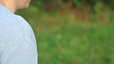 Adam onun kol saati zamanında kontrol