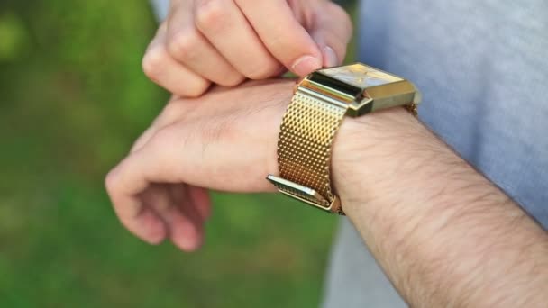 Homem verificando o tempo em seu relógio de pulso — Vídeo de Stock