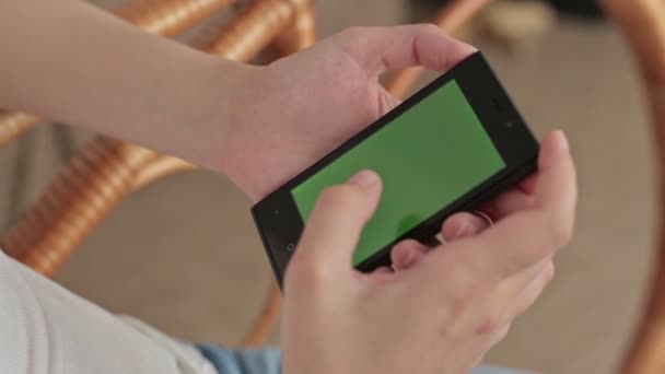 Nő kezében megható, görgetés, nagyítás, kicsinyítés smartphone.green képernyő bemutatás — Stock videók