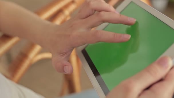 Femme mains touchant, défilant, zoom avant, zoom arrière tablet.green écran d'affichage 