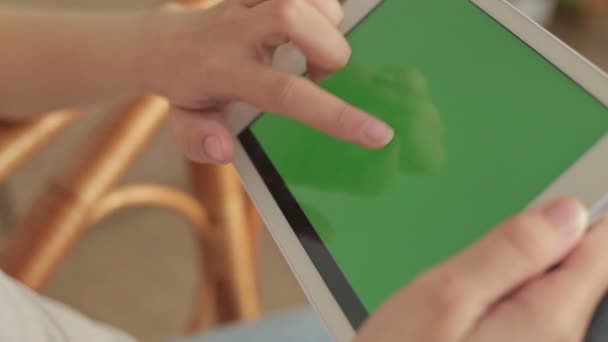 Mãos da mulher tocando, rolando, zoom in, zoom out tela tablet.green — Vídeo de Stock