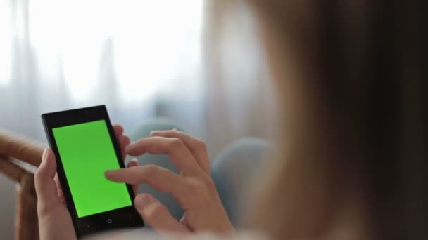 Жінка торкається рук, прокручує, збільшує, збільшує розмір смартфона. зелений дисплей екрана — стокове відео