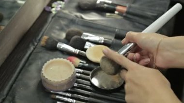 Makyaj için farklı kozmetik fırçalar