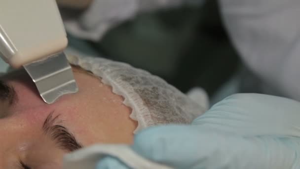 Kobieta pierwsze USG skóry czyszczenie w salonie kosmetycznym — Wideo stockowe