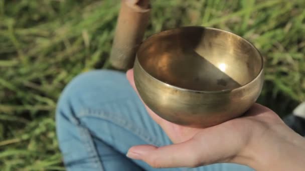 Young beautiful lady relaxing with nepal singing bowl — Stock Video