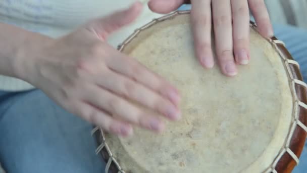 Mujeres jugando en Jambe Drum en la naturaleza — Vídeos de Stock