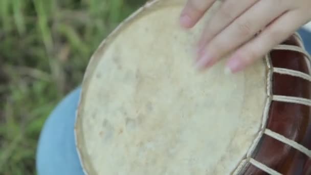 Vrouwen spelen op Jambe Drum op aard — Stockvideo