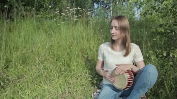 Women playing on Jambe Drum on nature — Stock Video