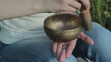 Genç güzel Bayan nepal şarkı kase ile rahatlatıcı