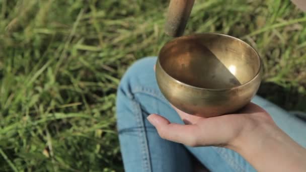 Young beautiful lady relaxing with nepal singing bowl — Stock Video