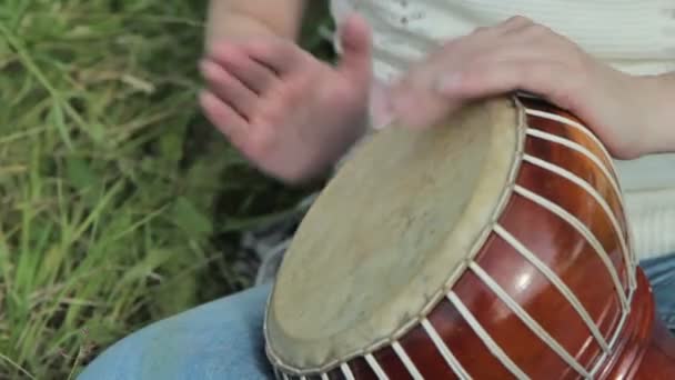 Frauen spielen auf Jambe-Trommel auf der Natur — Stockvideo