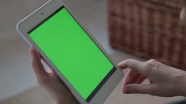 Yeşil ekran tablet bilgisayar closeup kadın varken. Noel hediyeleri Internet üzerinden satın alma kavramı.
