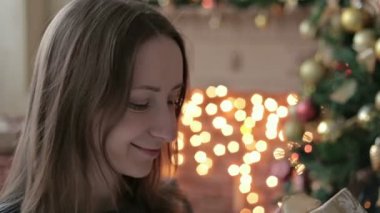 genç kızla mutlu: Noel hediye kutusu