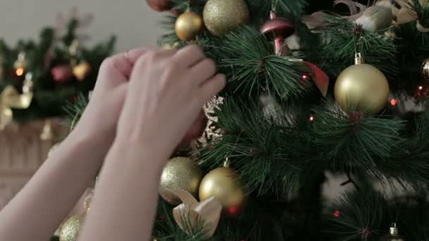 美しいですティーン女の子飾るザクリスマスツリー — ストック動画