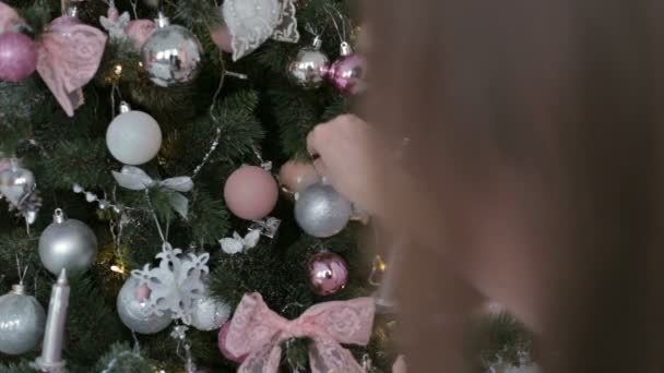 Όμορφη έφηβη που στολίζει το χριστουγεννιάτικο δέντρο — Αρχείο Βίντεο