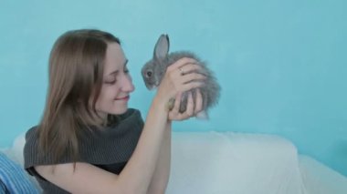 Küçük sevimli tavşan tutan kadın