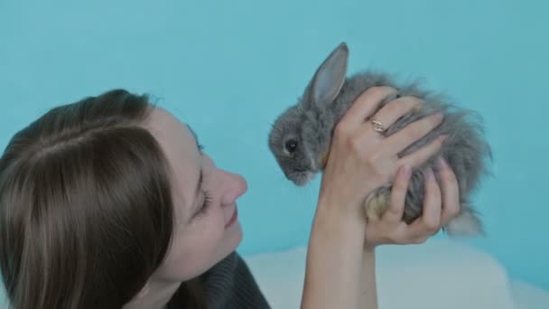 Vrouw met beetje schattig konijn — Stockvideo