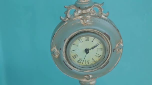 Uhr auf blauem Tisch — Stockvideo