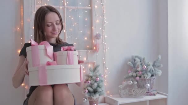 Щаслива молода жінка з різдвяною подарунковою коробкою — стокове відео