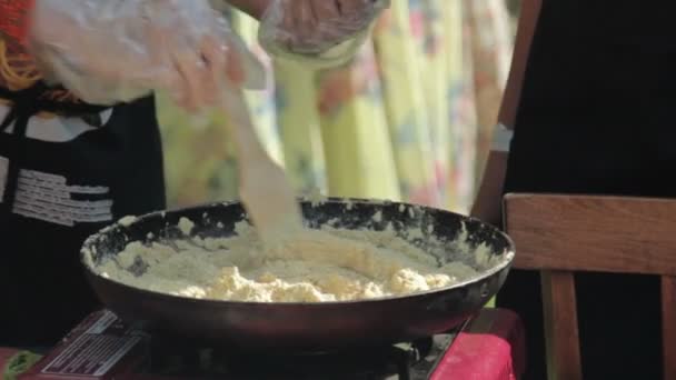 Mujer cocinar revolviendo plato en la sartén — Vídeo de stock