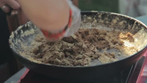 女厨师进煎锅搅拌菜 — 图库视频影像