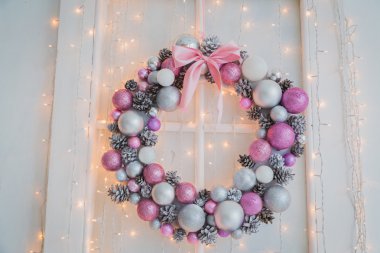 Kapıda Noel çelengi