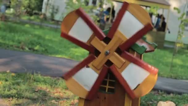 Liten väderkvarn modell i ett gräs — Stockvideo