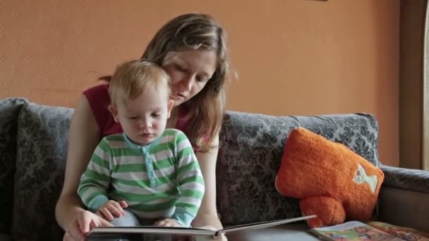 Madre está leyendo un libro para su hijo — Vídeos de Stock