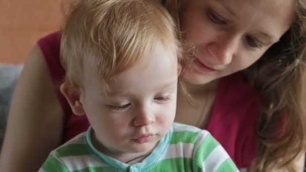 Mamma läser bok för sonen — Stockvideo