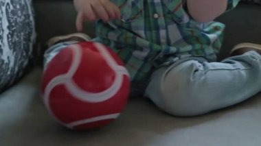 Çocuk evde - 3 atış kedi için topu atmak