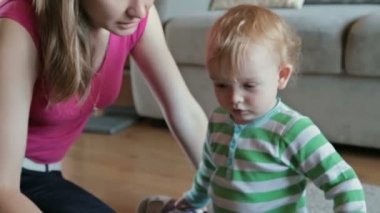 Anne oğlu ile bulmacalar oynamak ile