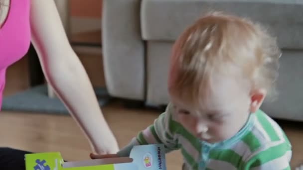 Mère avec son fils boîte ouverte avec des puzzles — Video