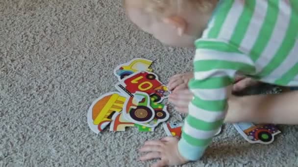 Child playing with puzzles — Stock Video
