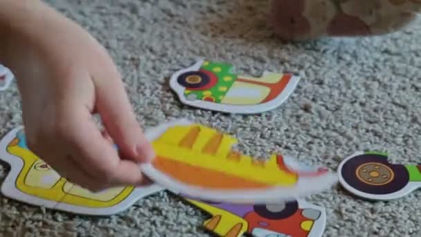 Madre con suo figlio giocare con puzzle — Video Stock