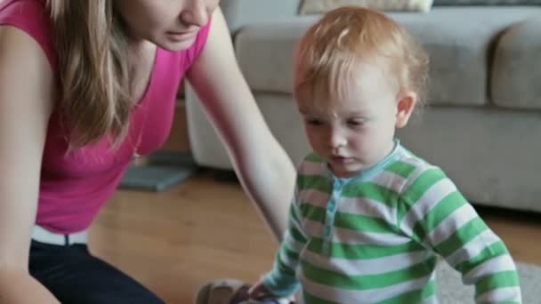 Mãe com seu filho brincando com quebra-cabeças — Vídeo de Stock