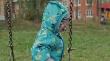 Parkta salıncakta çocukla