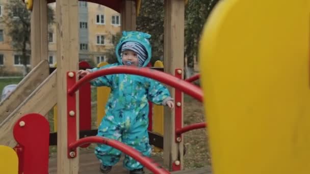 Bambino nel parco giochi — Video Stock