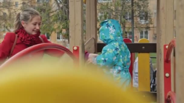 Bambino che cammina sul parco giochi — Video Stock