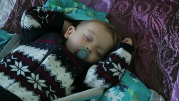 6,639 Schlafender junge Videos, lizenzfreies Stock Schlafender junge Footage | DepositPhotos