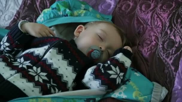 El lindo chico dormido — Vídeos de Stock