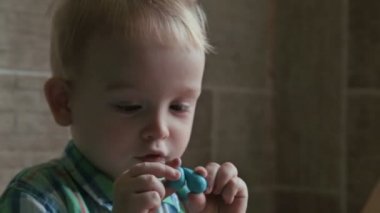 Oyun hamuru ile küçük çocuğu yakın