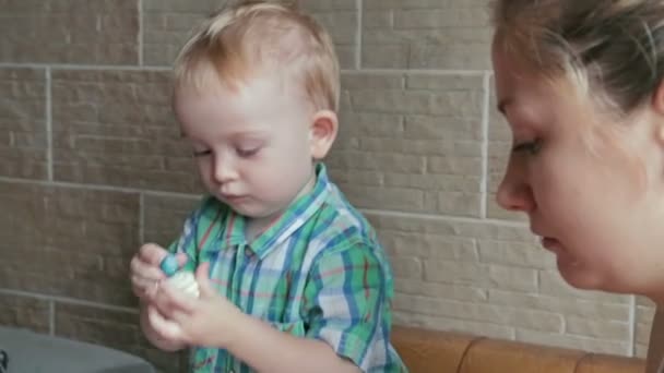 Mother and son playing with plasticine — Stock Video